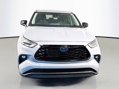 Used 2024 Toyota Highlander XLE image 2