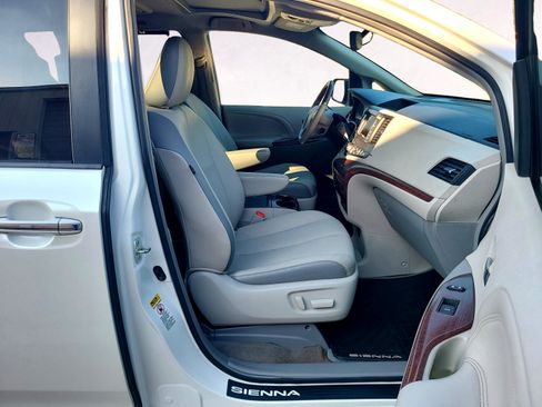 Used 2013 Toyota Sienna XLE image 25