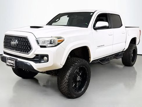 Used 2018 Toyota Tacoma TRD Sport AWD/4WD image 1