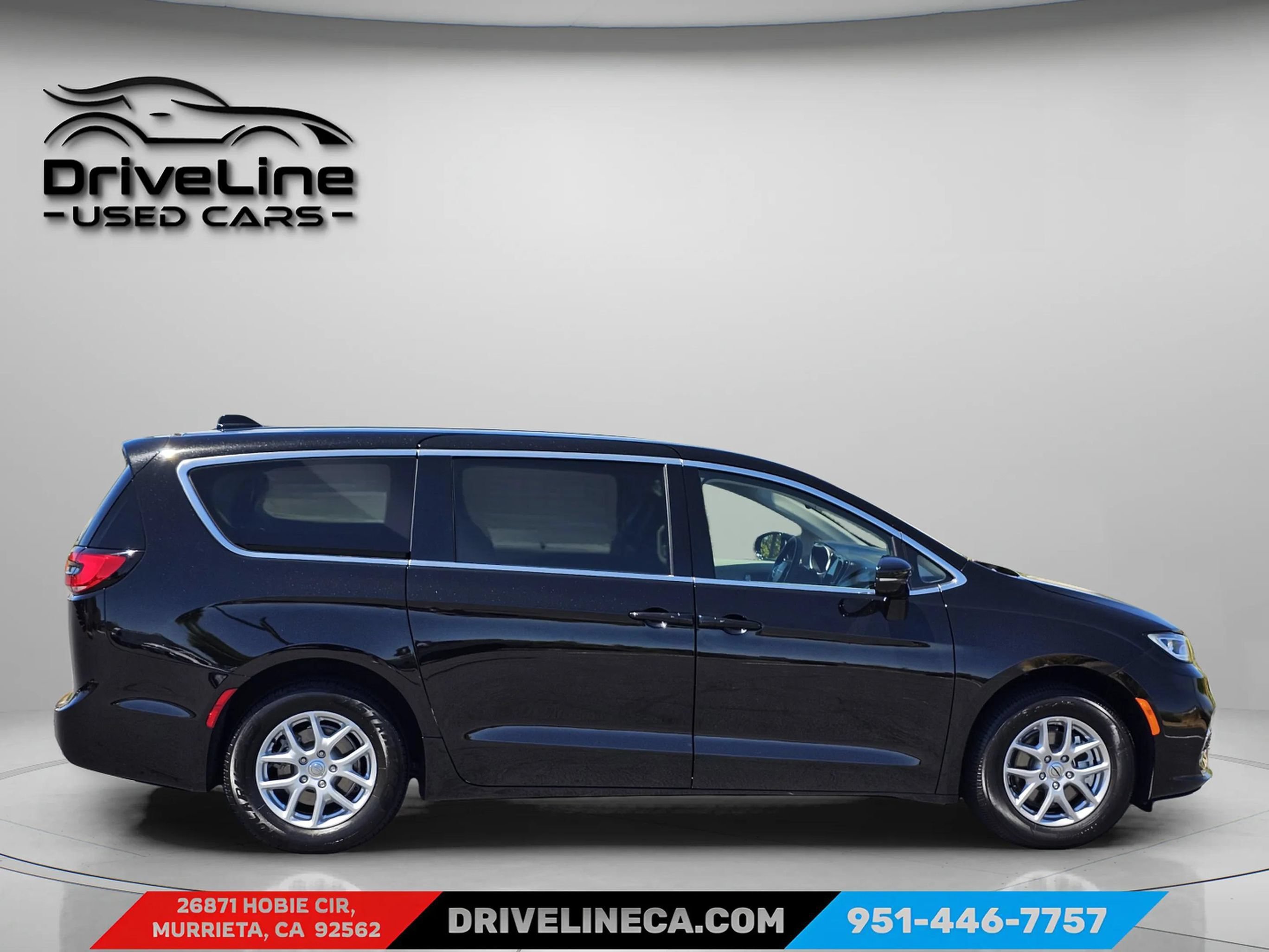 Used 2024 Chrysler Pacifica Touring-L FWD image 11