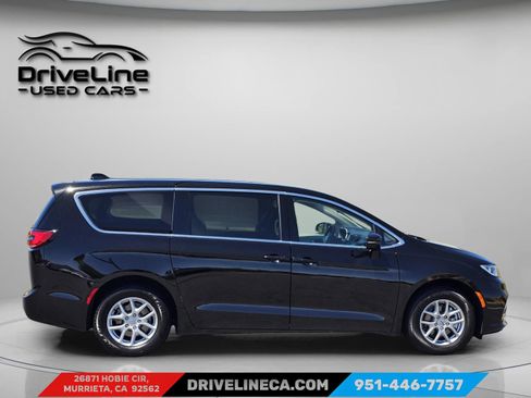Used 2024 Chrysler Pacifica Touring-L FWD image 11