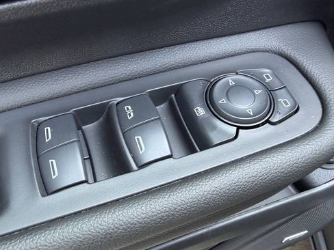 Used 2024 GMC Terrain SLT w/ Infotainment Package II AWD/4WD image 16