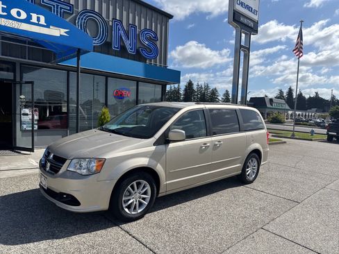 Used 2014 Dodge Grand Caravan SXT FWD image 1