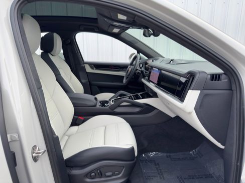 Used 2024 Porsche Cayenne Turbo image 17