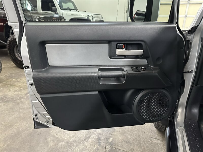 Used 2007 Toyota FJ Cruiser 4WD w/ Upgrade Pkg 2 image 25