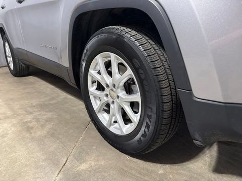 Used 2016 Jeep Cherokee Latitude w/ Cold Weather Group AWD/4WD image 5