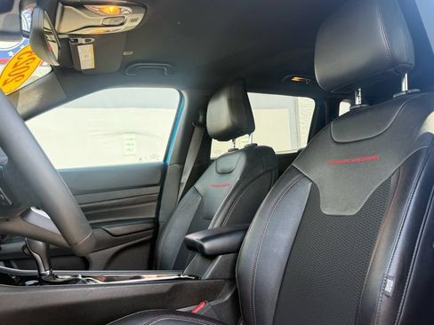 Used 2025 Jeep Compass Trailhawk AWD/4WD image 17