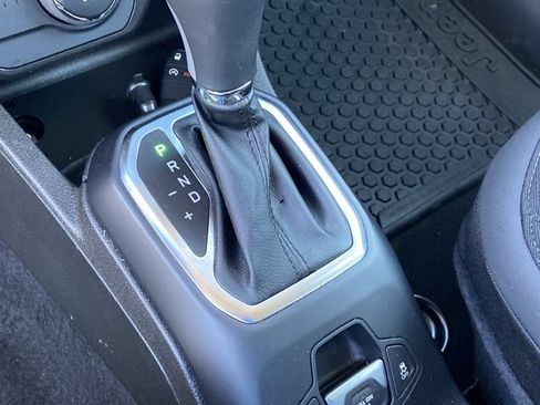 Used 2023 Jeep Renegade Latitude AWD/4WD image 43
