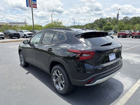 New 2026 Chevrolet Trax LT w/ Driver Confidence Package FWD image 7