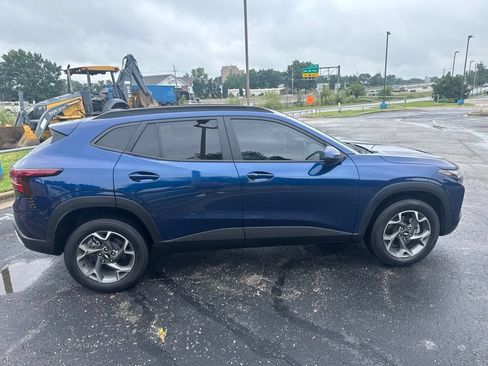 Used 2024 Chevrolet Trax LT w/ Driver Confidence Package FWD image 3
