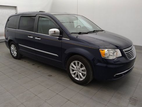 Used 2015 Chrysler Town & Country Limited Platinum FWD image 11