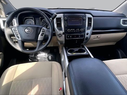 Used 2018 Nissan Titan SV w/ SV Convenience Package RWD image 14