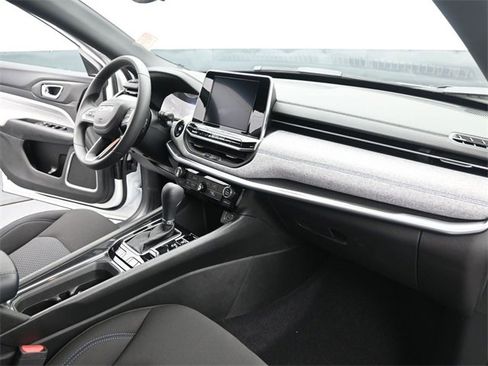 Used 2025 Jeep Compass Sport image 12