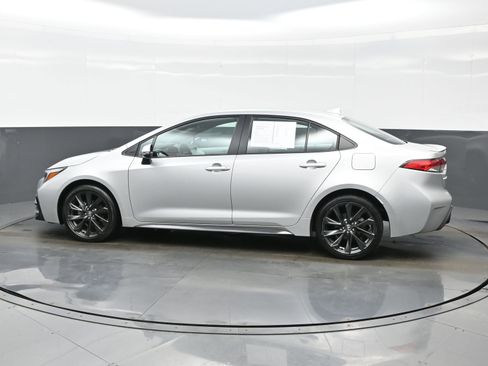 Used 2024 Toyota Corolla SE w/ SE Convenience Package image 3