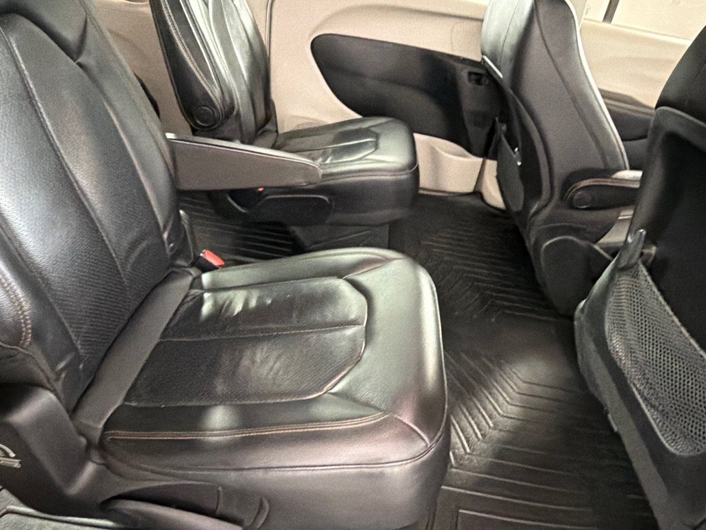 Used 2020 Chrysler Pacifica Touring-L FWD image 21