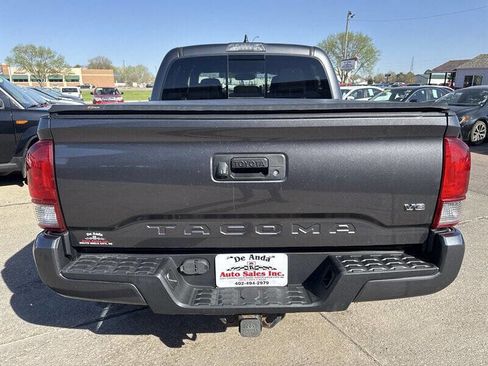 Used 2017 Toyota Tacoma TRD Sport AWD/4WD image 6