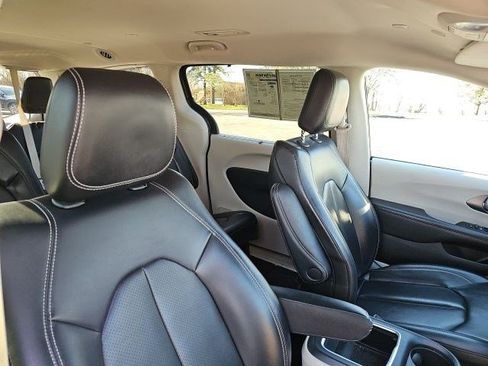 Used 2023 Chrysler Pacifica Touring-L image 12