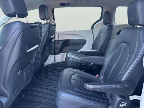 Used 2018 Chrysler Pacifica Touring-L Plus w/ Tire & Wheel Group FWD image 11