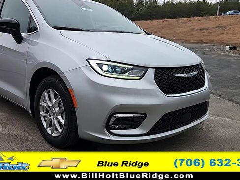 Used 2024 Chrysler Pacifica Touring-L image 1