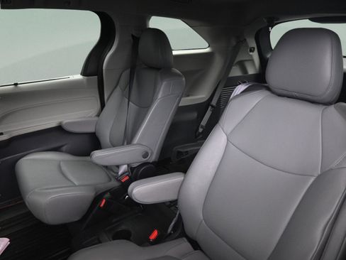 Certified 2023 Toyota Sienna XLE FWD image 34