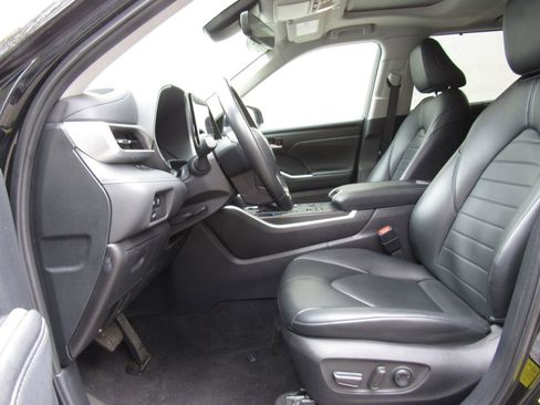 Used 2024 Toyota Highlander XLE AWD/4WD image 10