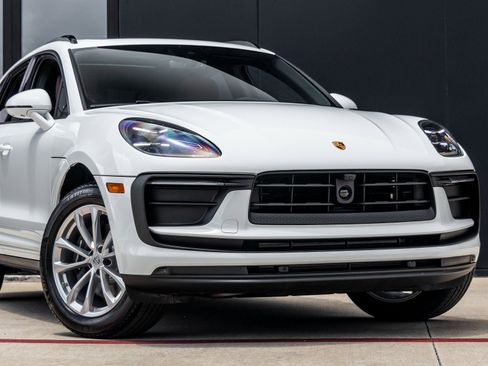 Certified 2025 Porsche Macan image 9
