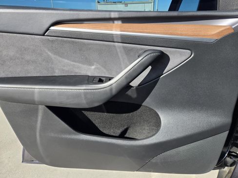 Used 2024 Tesla Model Y 2WD image 18