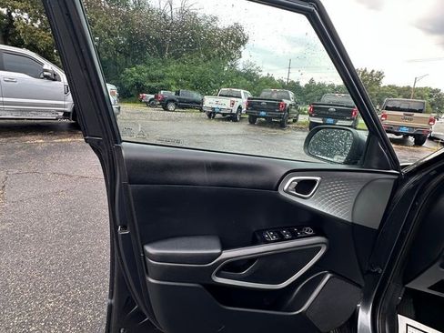 Used 2023 Kia Soul LX w/ LX Technology Package image 12