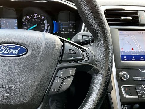 Used 2020 Ford Fusion SE image 25