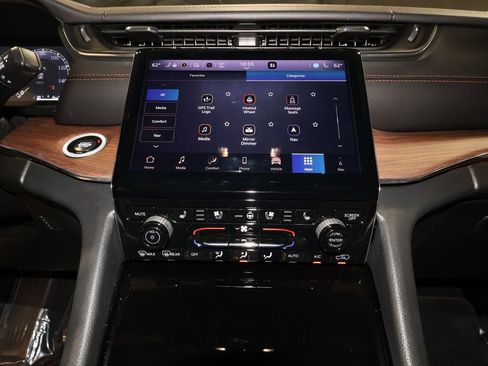 Used 2025 Jeep Grand Cherokee L Summit w/ Luxury Tech Group V AWD/4WD image 17