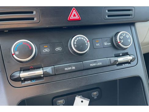 Used 2022 Kia Carnival LX FWD image 28