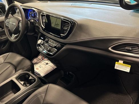 New 2026 Chrysler Pacifica Select FWD image 31