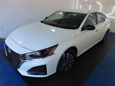 Used 2025 Nissan Altima 2.5 SV FWD image 4