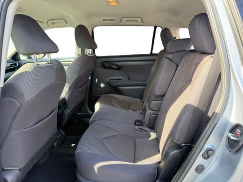 Used 2023 Toyota Highlander LE FWD image 16