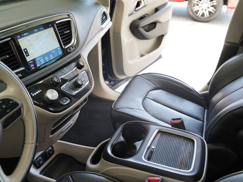Used 2018 Chrysler Pacifica Limited FWD image 18