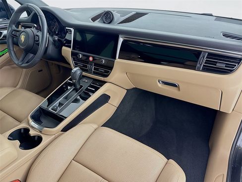Used 2025 Porsche Macan image 31