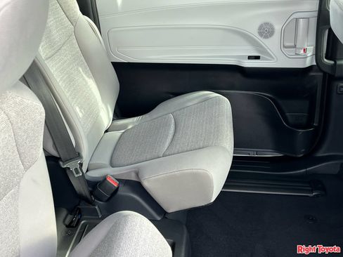 Certified 2026 Toyota Sienna LE FWD image 15