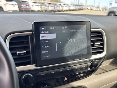 Used 2023 Hyundai Venue SEL image 19