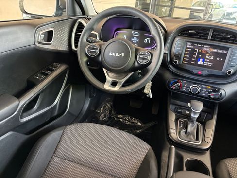 Used 2025 Kia Soul LX w/ LX Technology Package FWD image 32