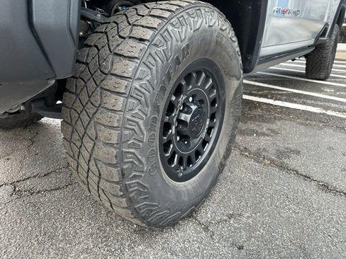 Used 2024 GMC Sierra 2500 AT4X w/ AT4X AEV Edition image 9