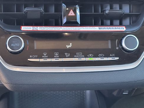 Used 2025 Toyota Corolla LE image 31