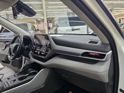 Used 2021 Toyota Highlander XLE FWD image 21