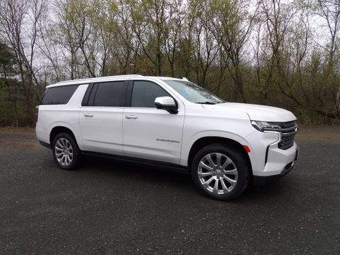 Used 2023 Chevrolet Suburban Premier AWD/4WD image 3