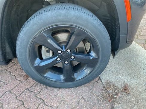 Used 2023 Jeep Grand Cherokee L Laredo image 7