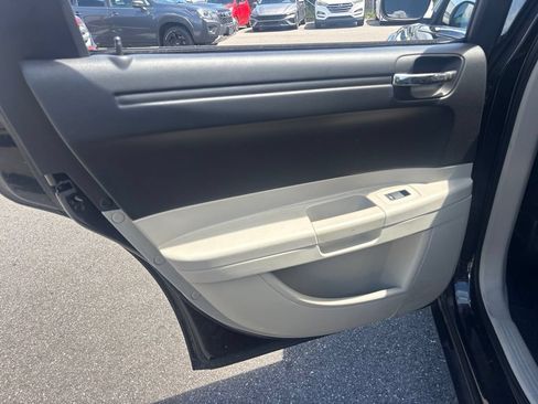 Used 2007 Chrysler 300 RWD image 14
