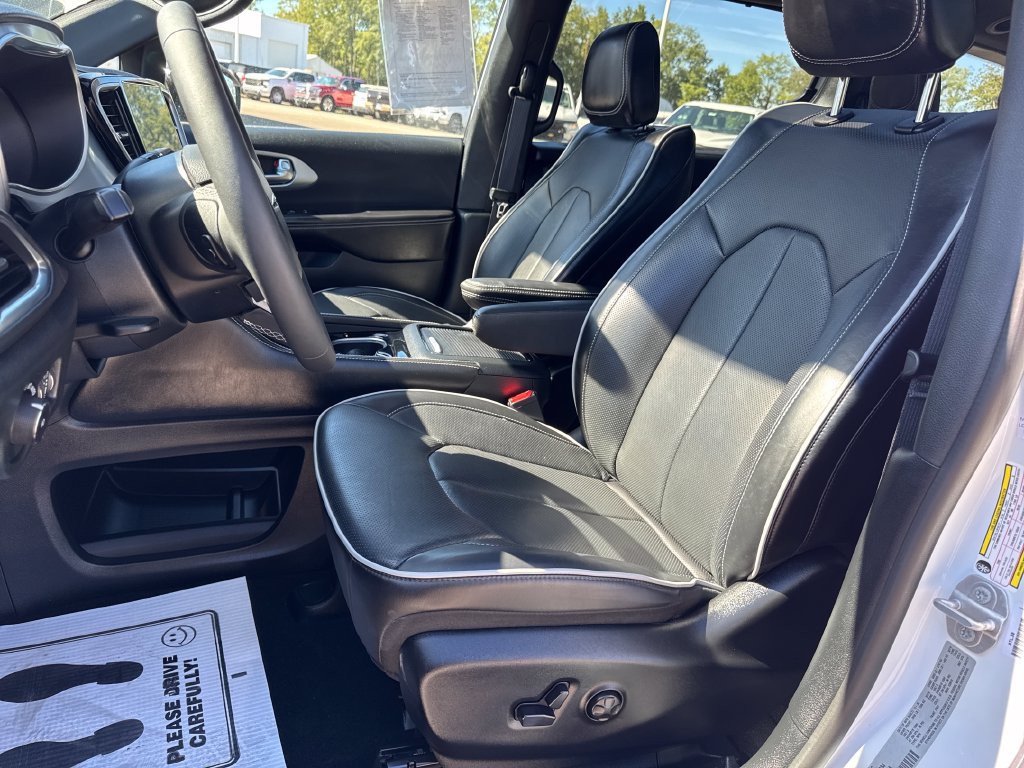 Used 2026 Chrysler Pacifica Limited FWD image 10