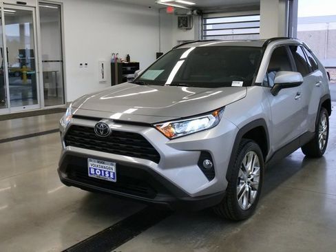 Used 2021 Toyota RAV4 XLE Premium image 3