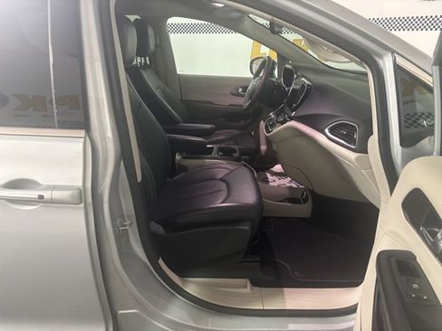 Used 2024 Chrysler Pacifica Touring-L image 21