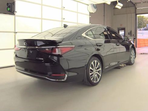 Used 2019 Lexus ES 300h w/ Premium Package FWD image 3