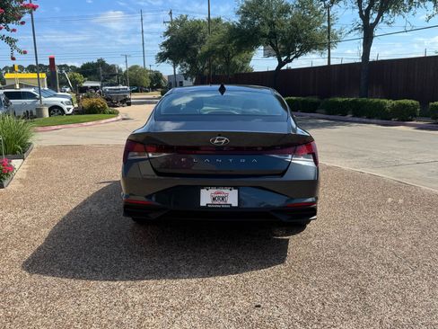 Used 2021 Hyundai Elantra SE FWD image 9